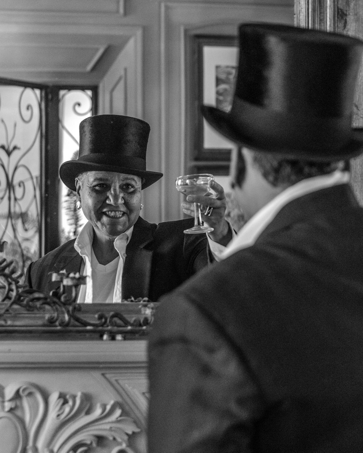 Lady Zen mirror toast black and white
